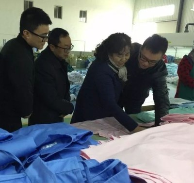 專業(yè)專心謀發(fā)展，攜手共進(jìn)譜新篇——楊會(huì)長(zhǎng)深入恒達(dá)紡織走訪調(diào)研醫(yī)療用品生產(chǎn)